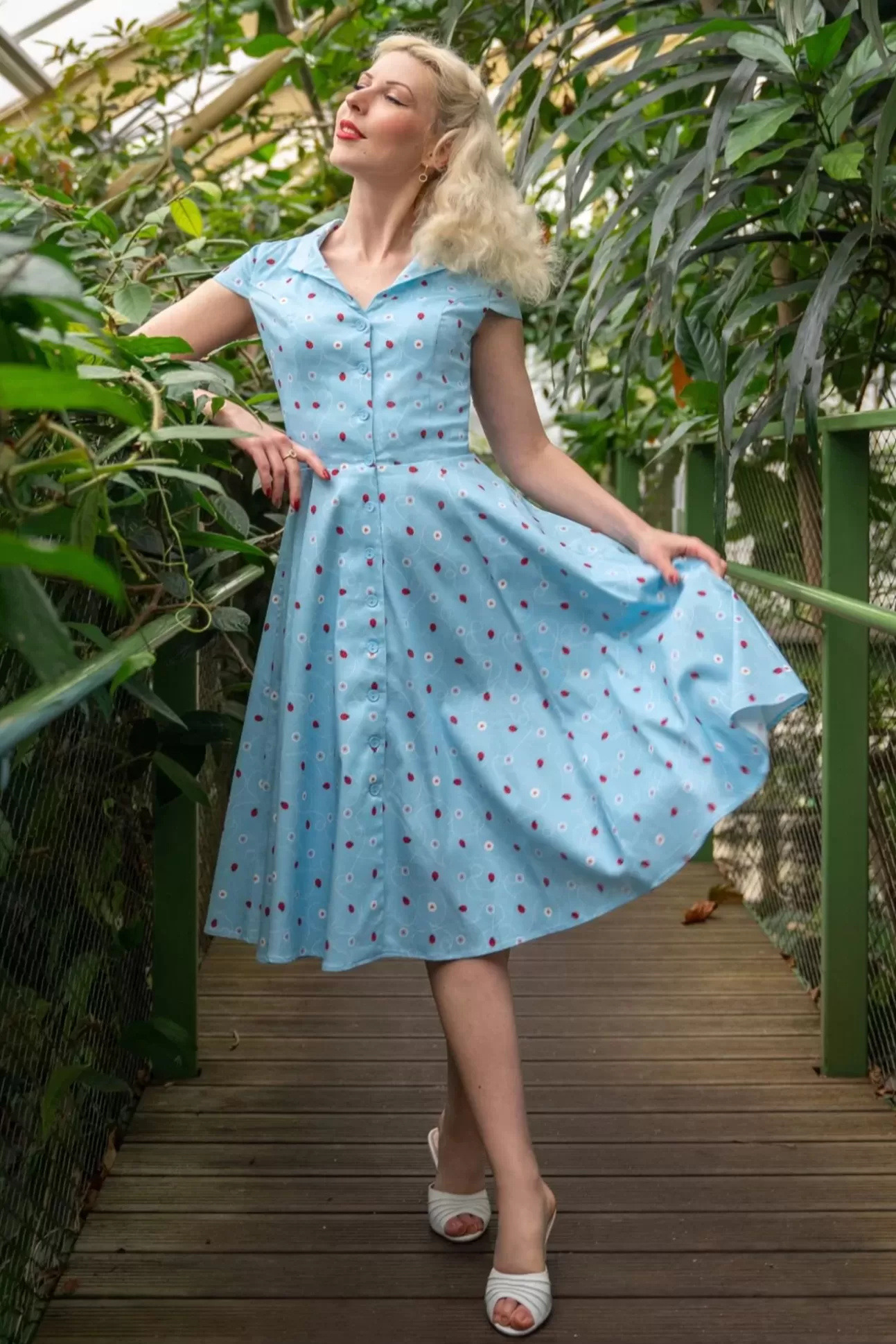 Plus Size Jurken Vintage Diva Greta Swing Jurk In Wit Met Rode Rozen Print Vintagein Spired